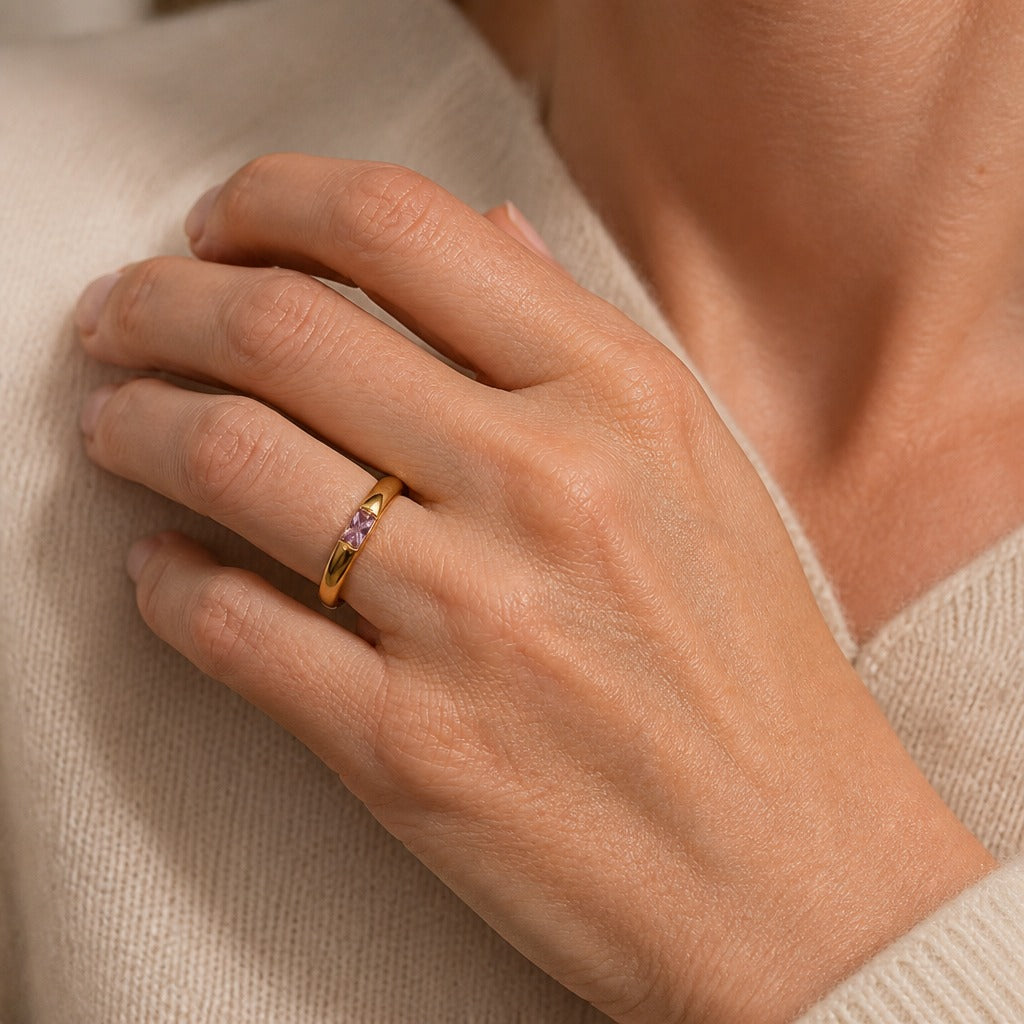 Anillo cuadrado con circonitas de colores