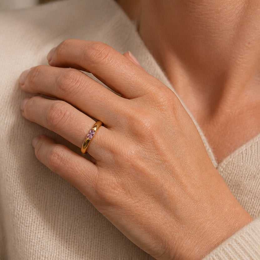 Anillo cuadrado con circonitas de colores