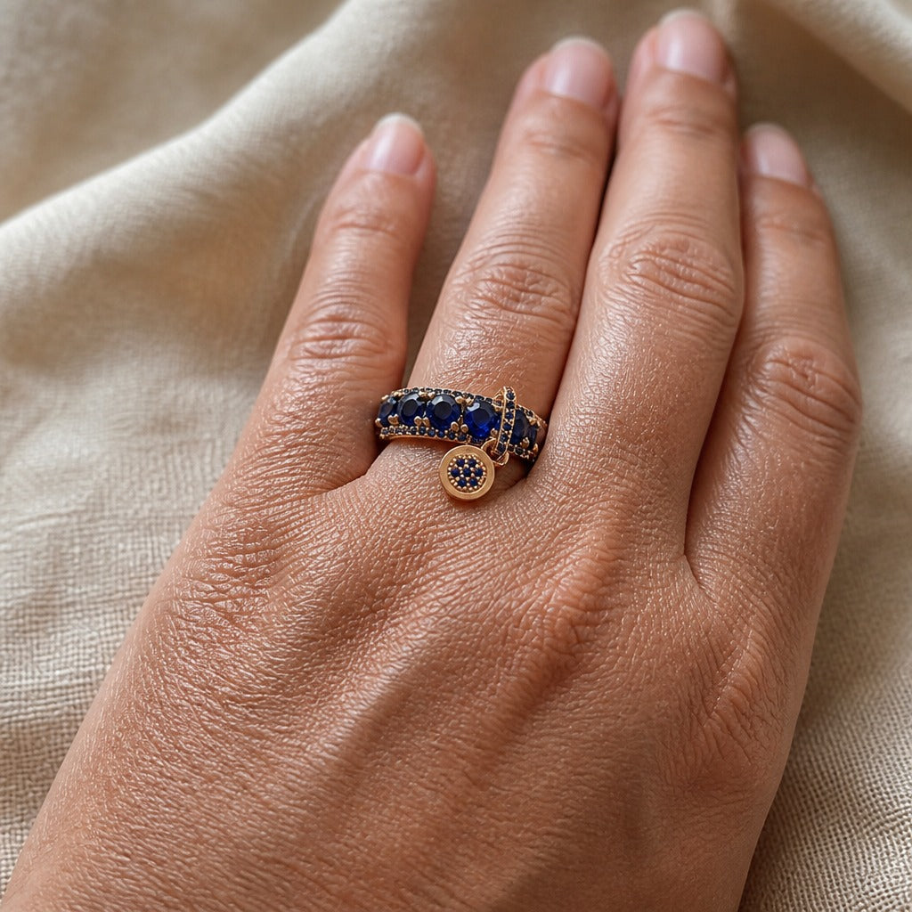 Anillo dorado llamativo con cristal azul