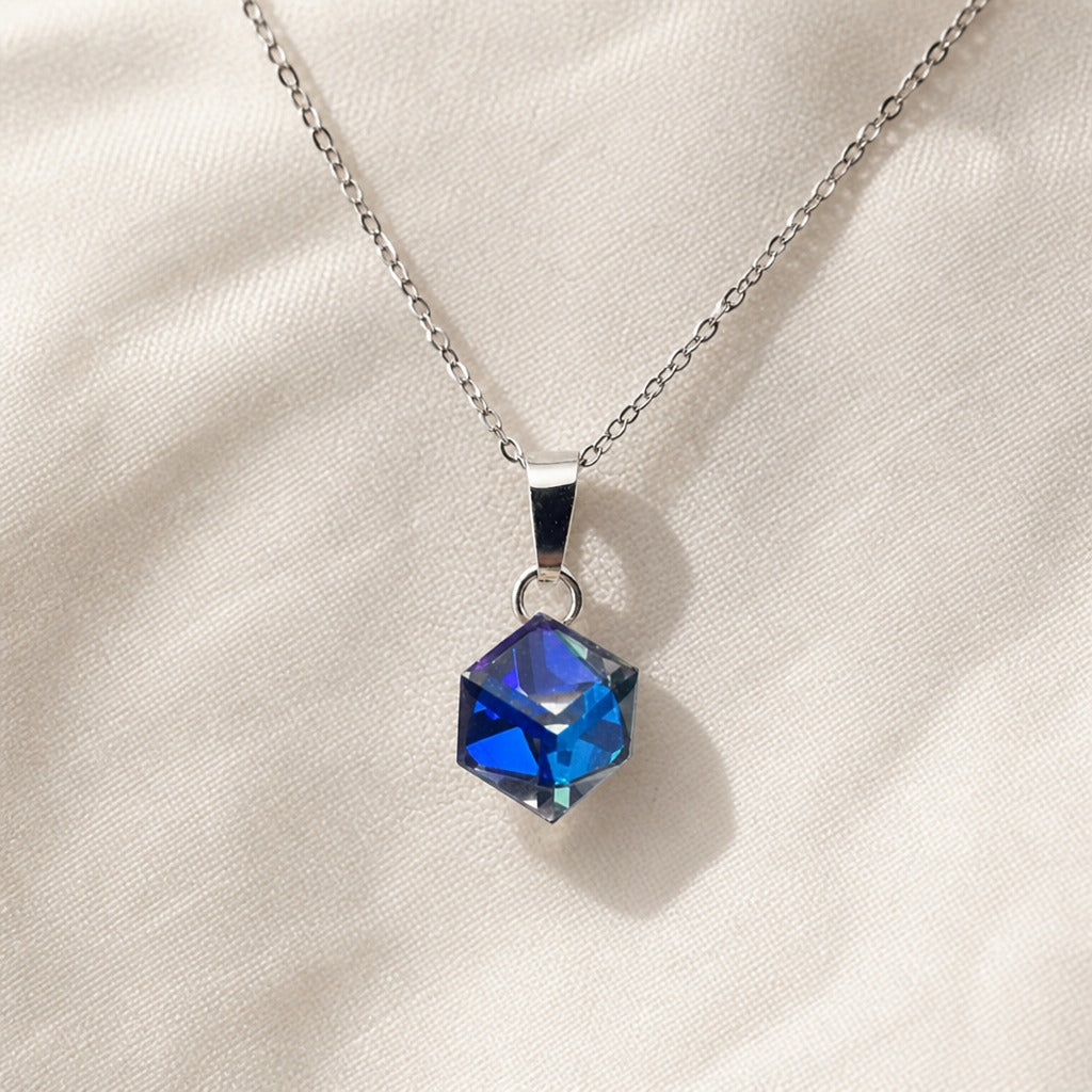 Collar icónico con colgante de cristal azul