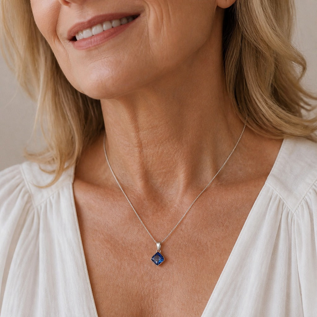 Collar icónico con colgante de cristal azul – imagen 2