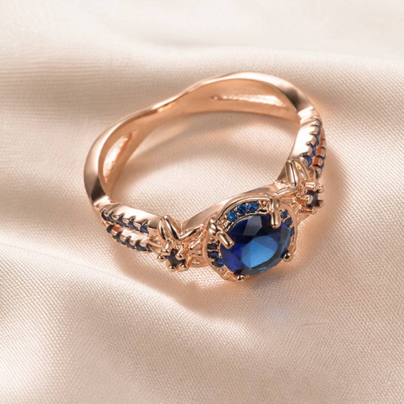 Anillo vintage de oro con zafiro redondo