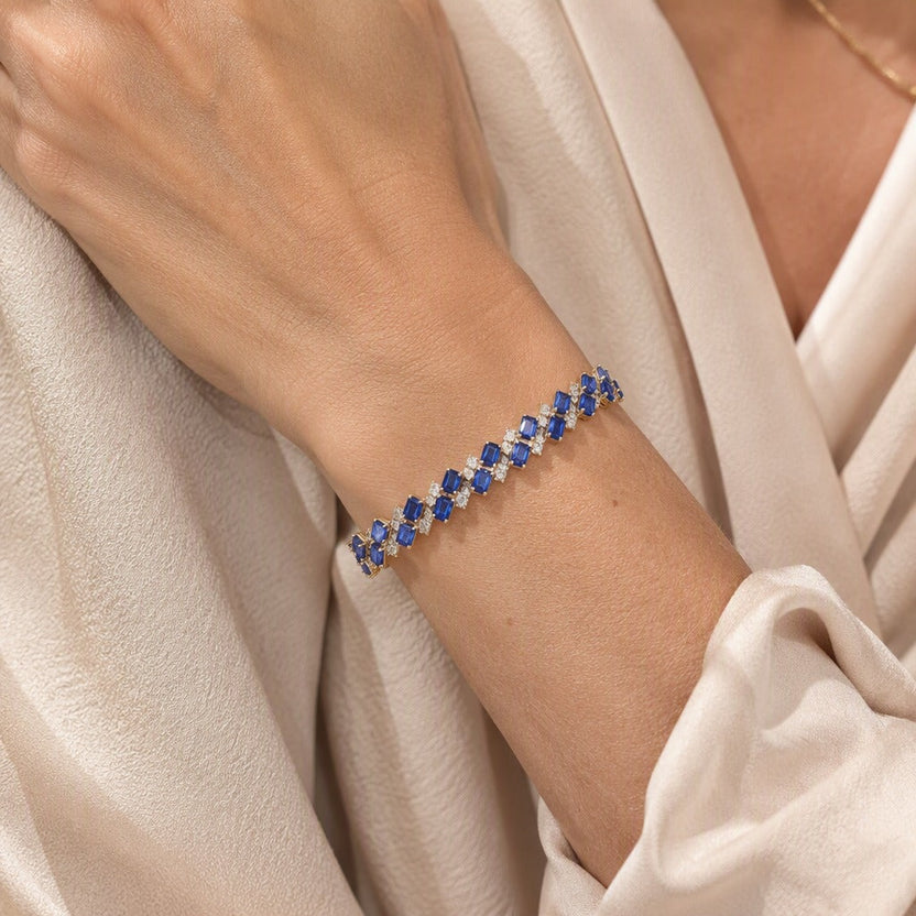 Pulsera dorada geométrica con zafiro