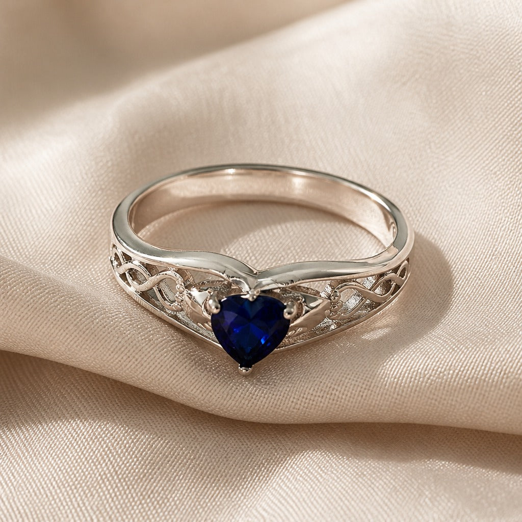 Anillo de plata con forma de corazón y detalle azul