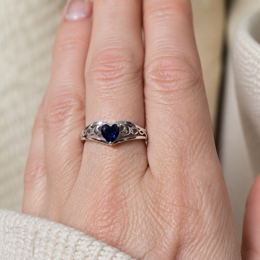 Anillo de plata con forma de corazón y detalle azul – imagen 2