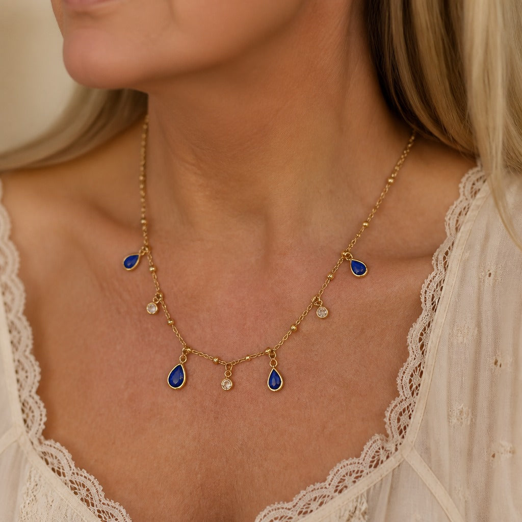 Collar de zafiro en forma de pera y oro