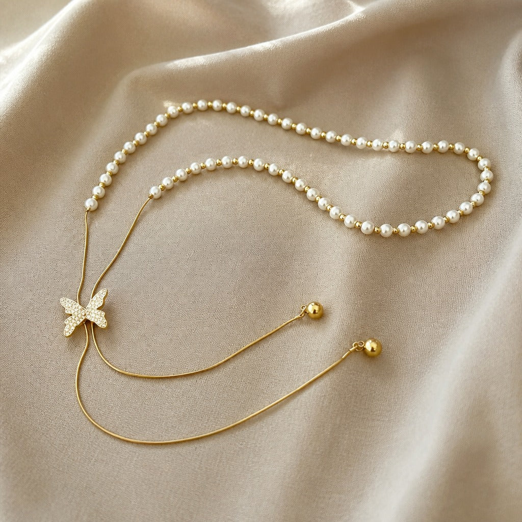 Collar con colgante de mariposa y perlas – imagen 2