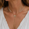 Collar con colgante de mariposa y perlas