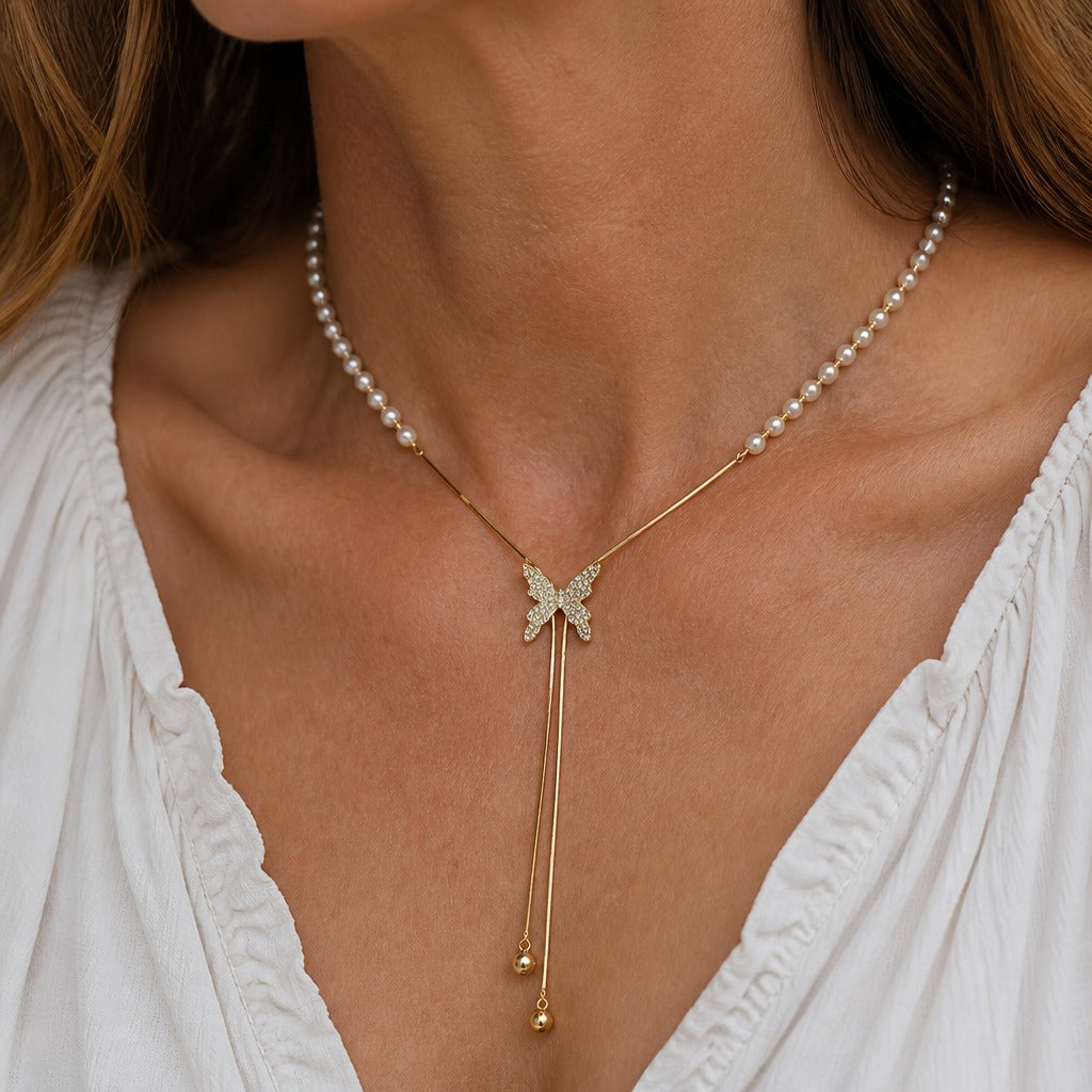 Collar con colgante de mariposa y perlas