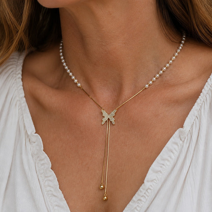 Collar con colgante de mariposa y perlas