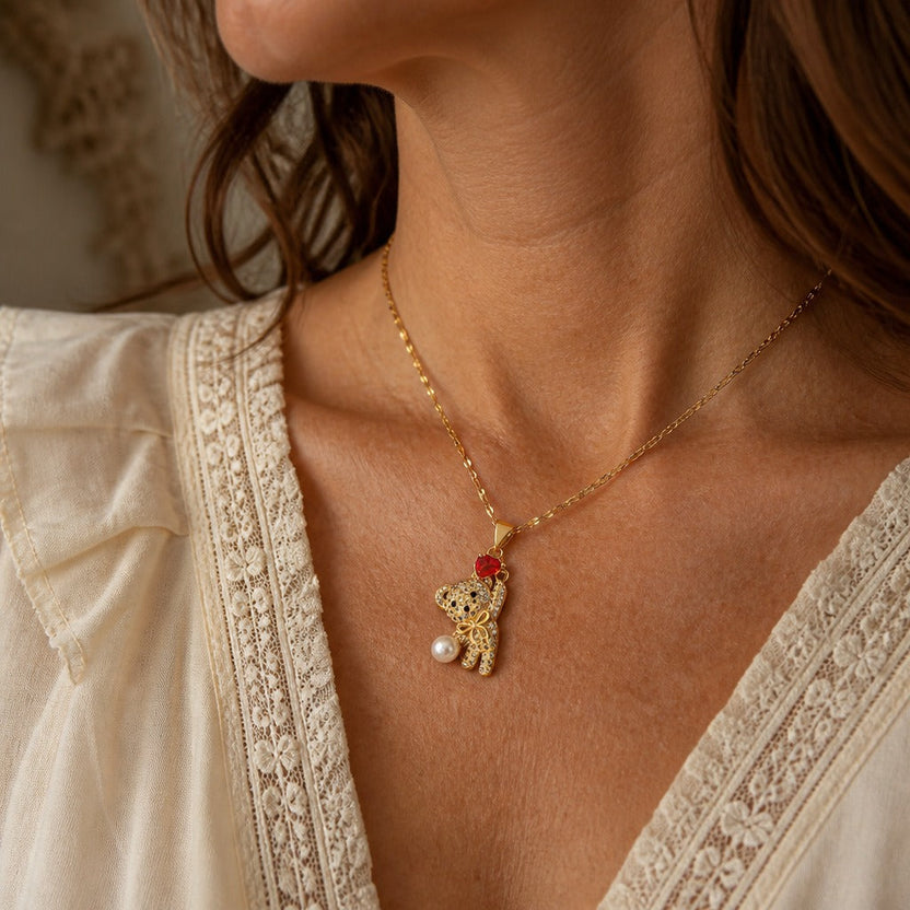 Collar con colgante de oso en forma de corazón