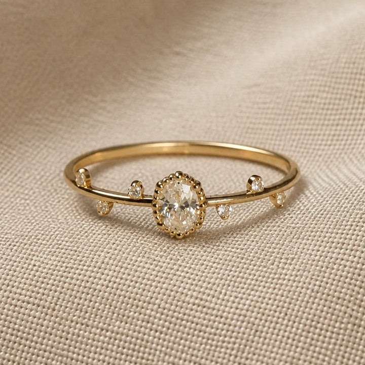 Anillo minimalista contemporáneo de circonita