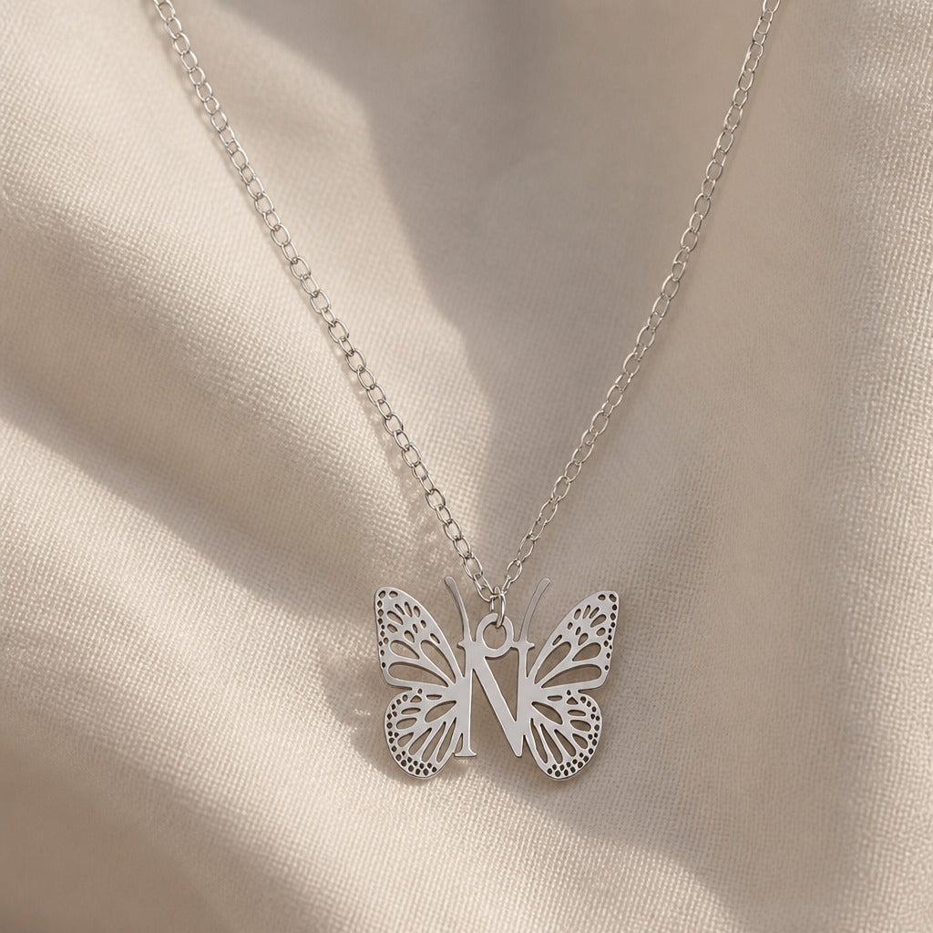 Collar con colgante de mariposa y letra inicial – imagen 29