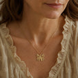 Collar con colgante de mariposa y letra inicial