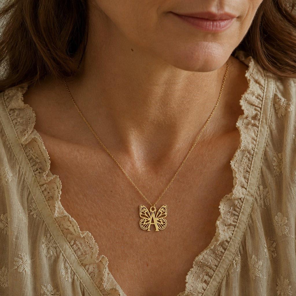 Collar con colgante de mariposa y letra inicial