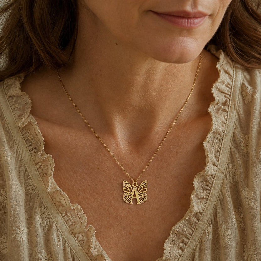 Collar con colgante de mariposa y letra inicial