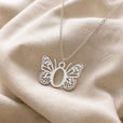 Collar con colgante de mariposa y letra inicial – imagen 31