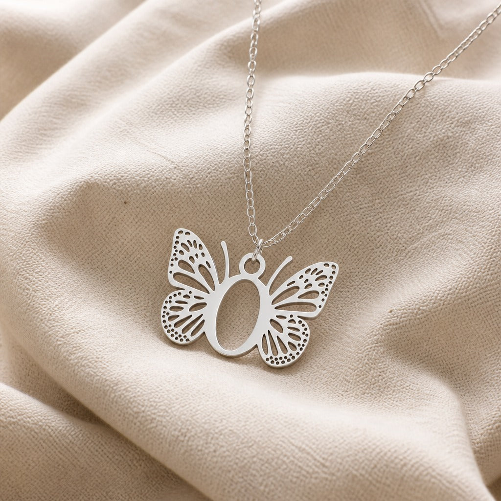 Collar con colgante de mariposa y letra inicial – imagen 31