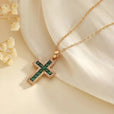 Colgante de cruz esmeralda con collar dorado