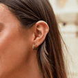 Pendientes Claw dorados con cristal – imagen 4