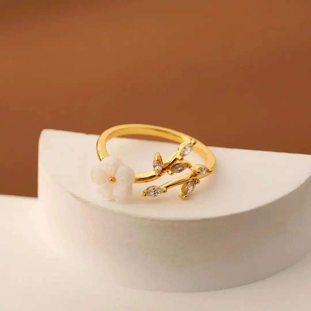 Anillo ajustable de flor blanca – imagen 3