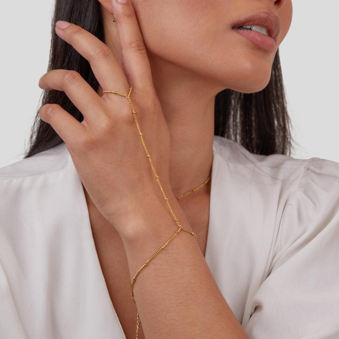Pulsera de cadena para la mano en oro con estilo — Carmen, Lucía & Rocío