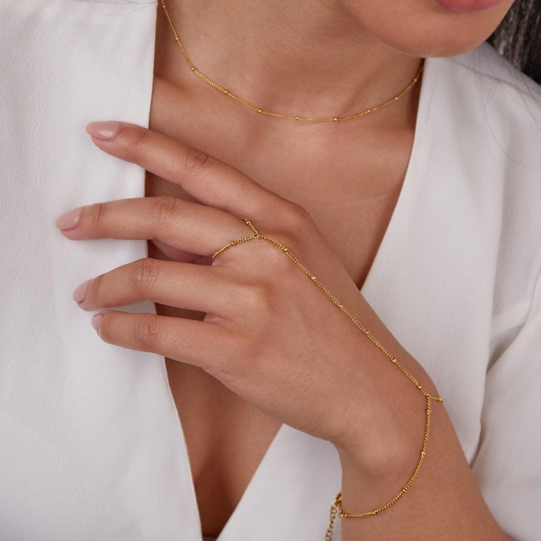 Pulsera de cadena para la mano en oro con estilo — Carmen, Lucía & Rocío
