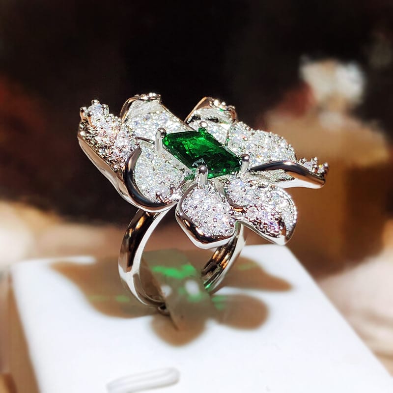 Anillo con dije floral esmeralda