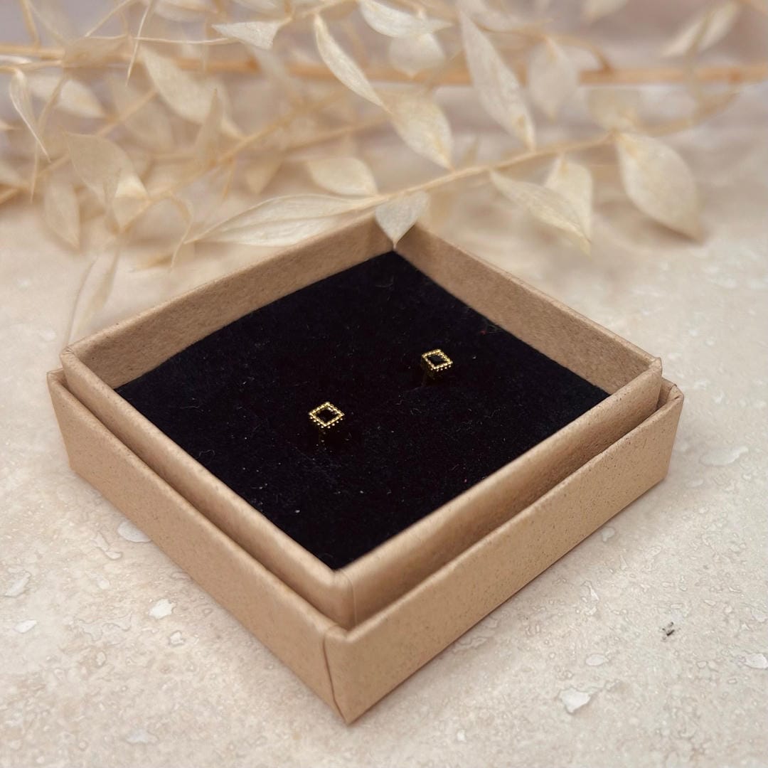 Pendientes minimalistas de botón Negro — Carmen, Lucía & Rocío