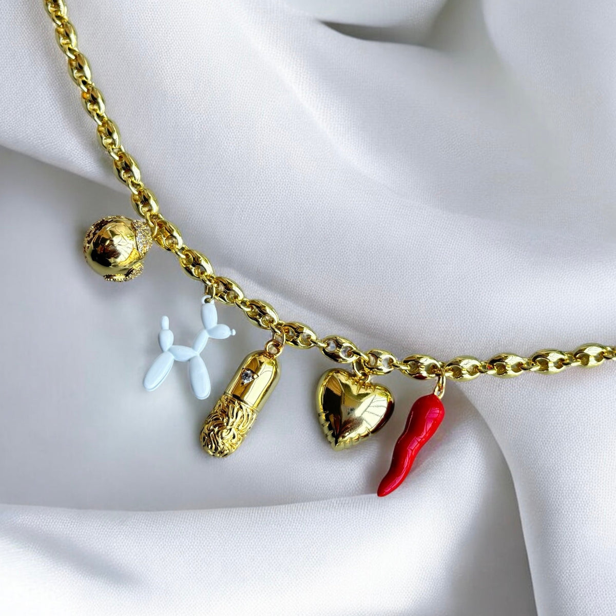 Collar de dijes Playful (artesanal y edición limitada) – imagen 2