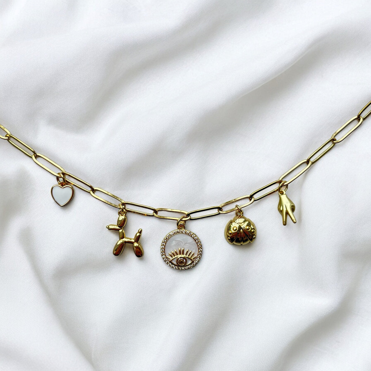 Collar con Dije Bella (hecho a mano y edición limitada) — Carmen, Lucía & Rocío