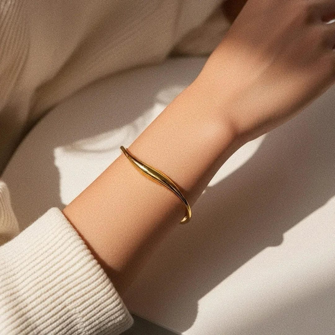 Brazalete espiral de lujo atemporal en dorado – imagen 5