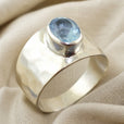 Anillo martillado de circonita azul