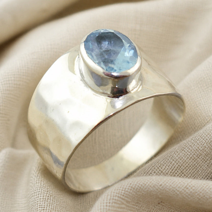 Anillo martillado de circonita azul