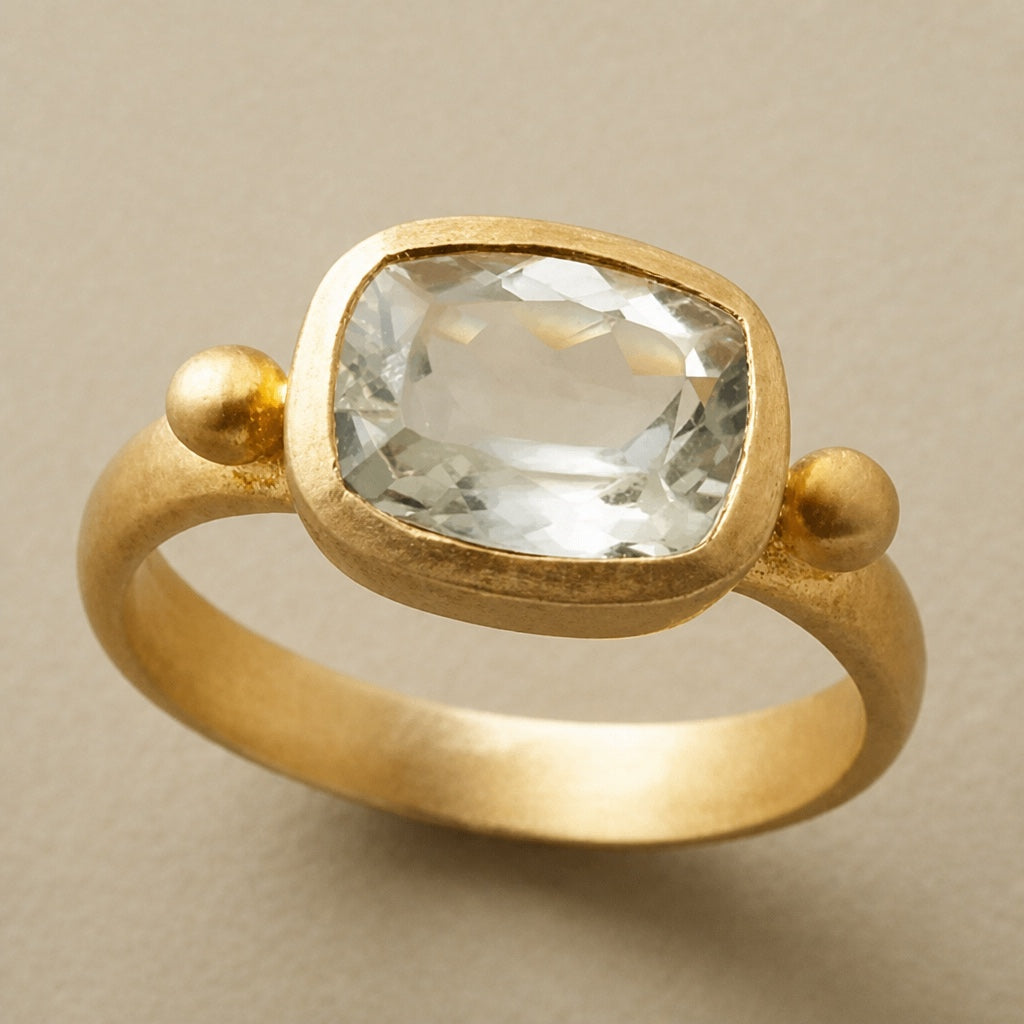 Anillo mate con incrustación llamativo