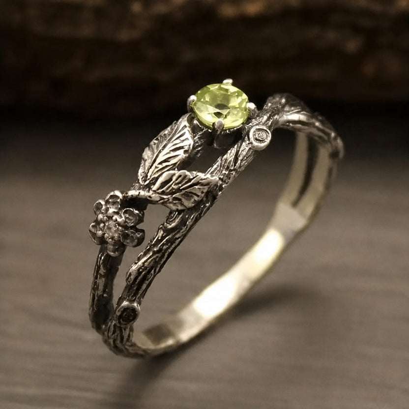 Anillo de rama con circonita verde