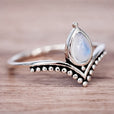 Anillo atemporal de piedra lunar aura