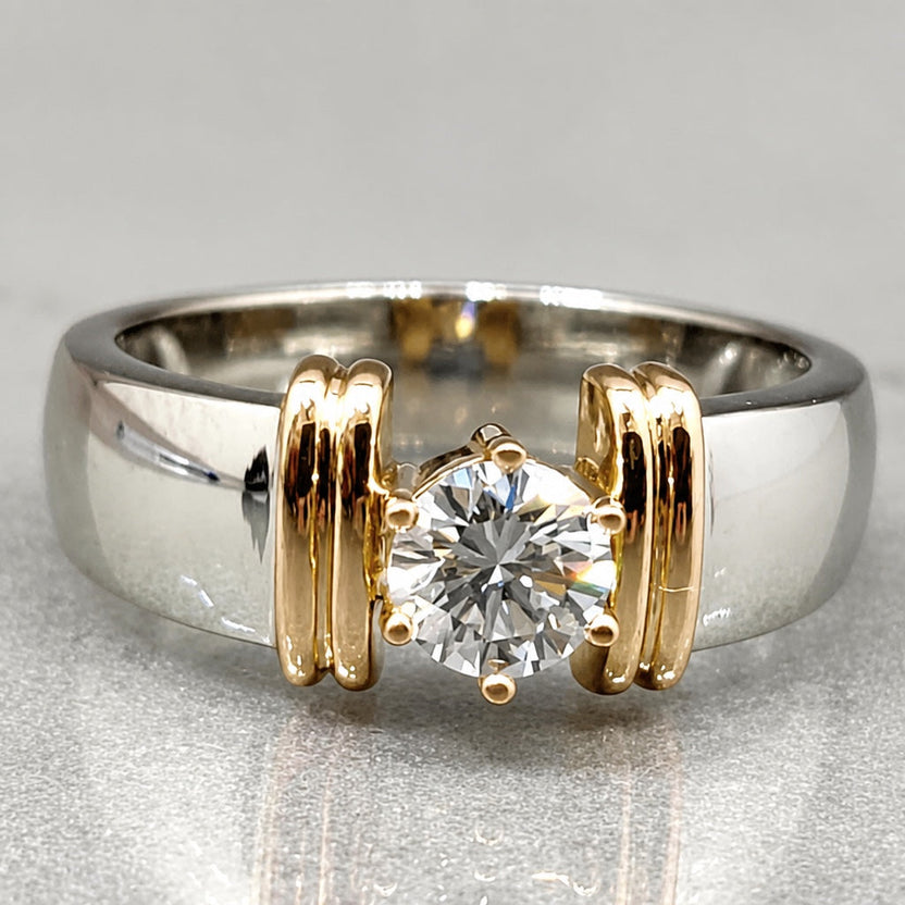 Anillo de lujo con circonitas incrustadas