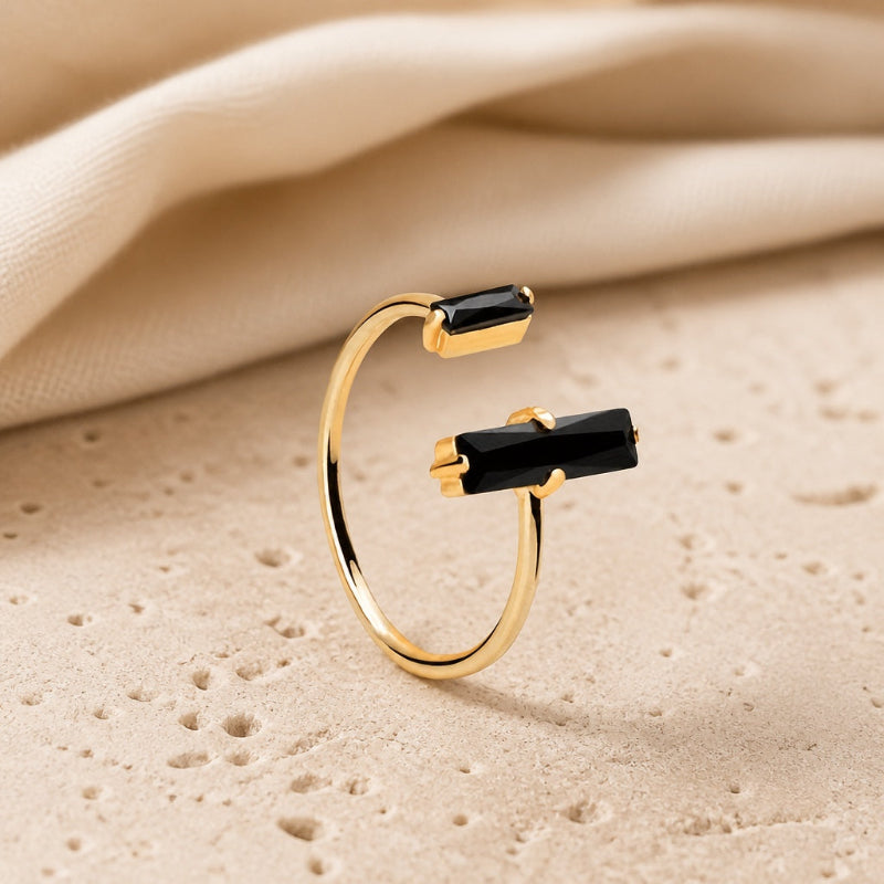 Anillo minimalista de obsidiana atemporal