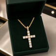 Collar de cruz de diamante clásico