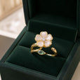Anillo floral de hojas en movimiento