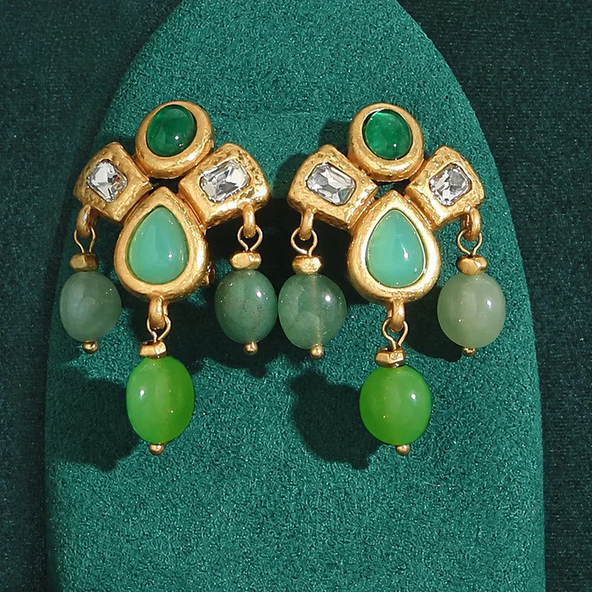 Pendientes dorados Elite con gotas verdes y flecos