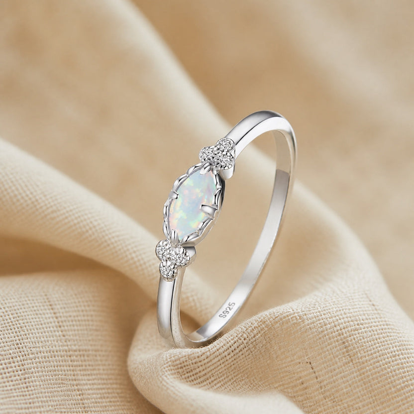 Anillo de plata con ópalo marquesa y motivos florales