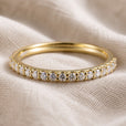 Anillo fino de cristal elegante para apilar