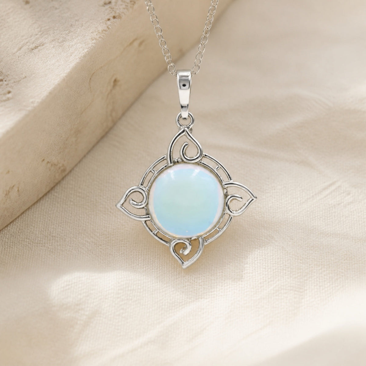 Collar vintage de plata con piedra lunar y filigrana