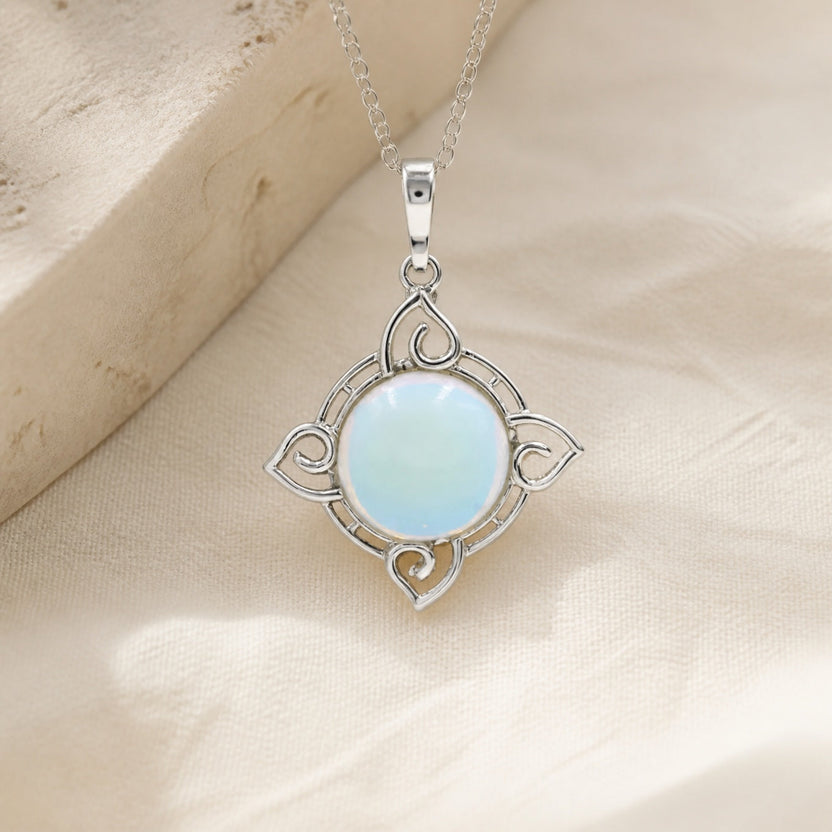 Collar vintage de plata con piedra lunar y filigrana