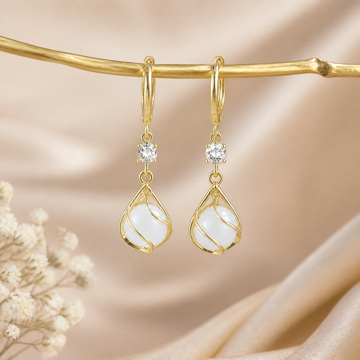 Pendientes de gota de ópalo blanco con alambre de oro