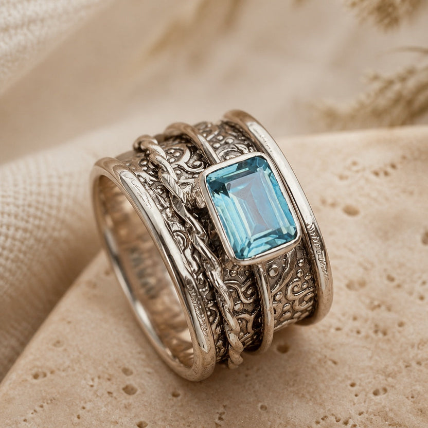 Anillo geométrico exquisito de circonita