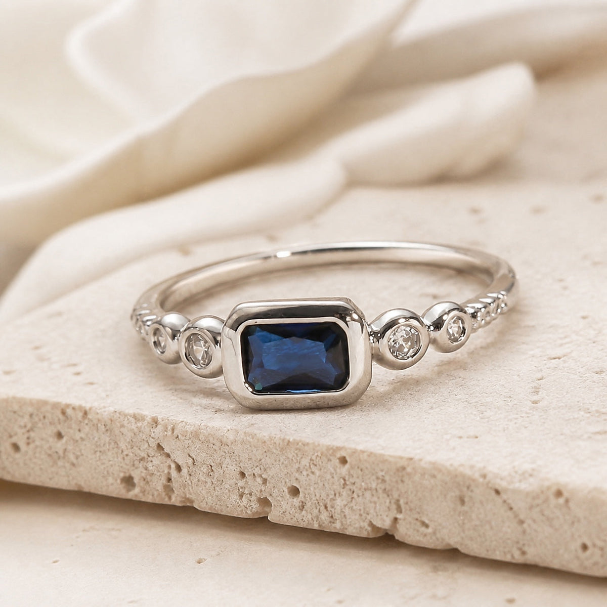 Anillo de oro blanco con zafiro Windsor – imagen 2