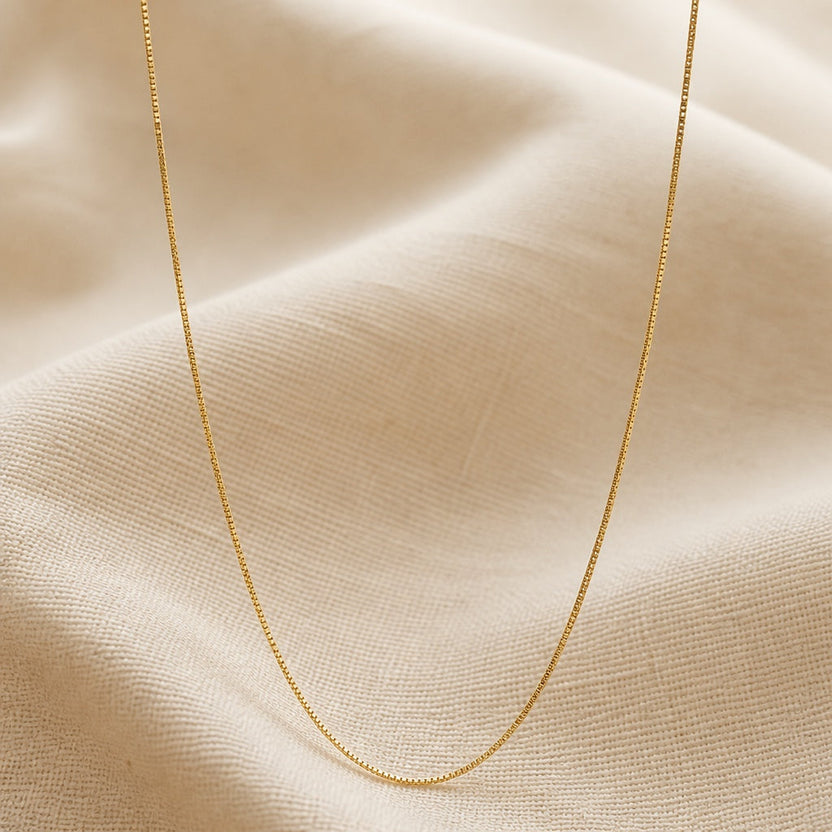 Collar minimalista dorado tipo caja